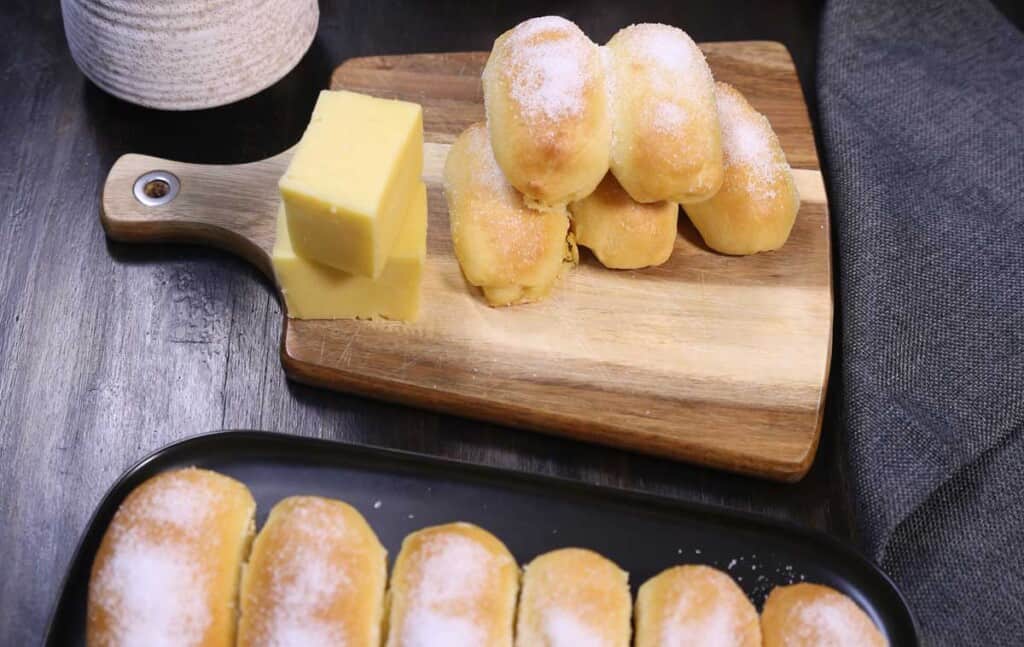 cooked cheese roll bread